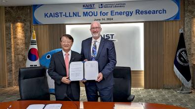 Vice President Sang Yup Lee from the Korea Advanced Institute of Science and Technology (KAIST) and Glenn Fox, principal associate director at LLNL, signed a memorandum of understanding in June 2024, to collaborate on basic science research regarding hydrogen and other carbon-neutral technologies. (Photo: Brandon Wood)